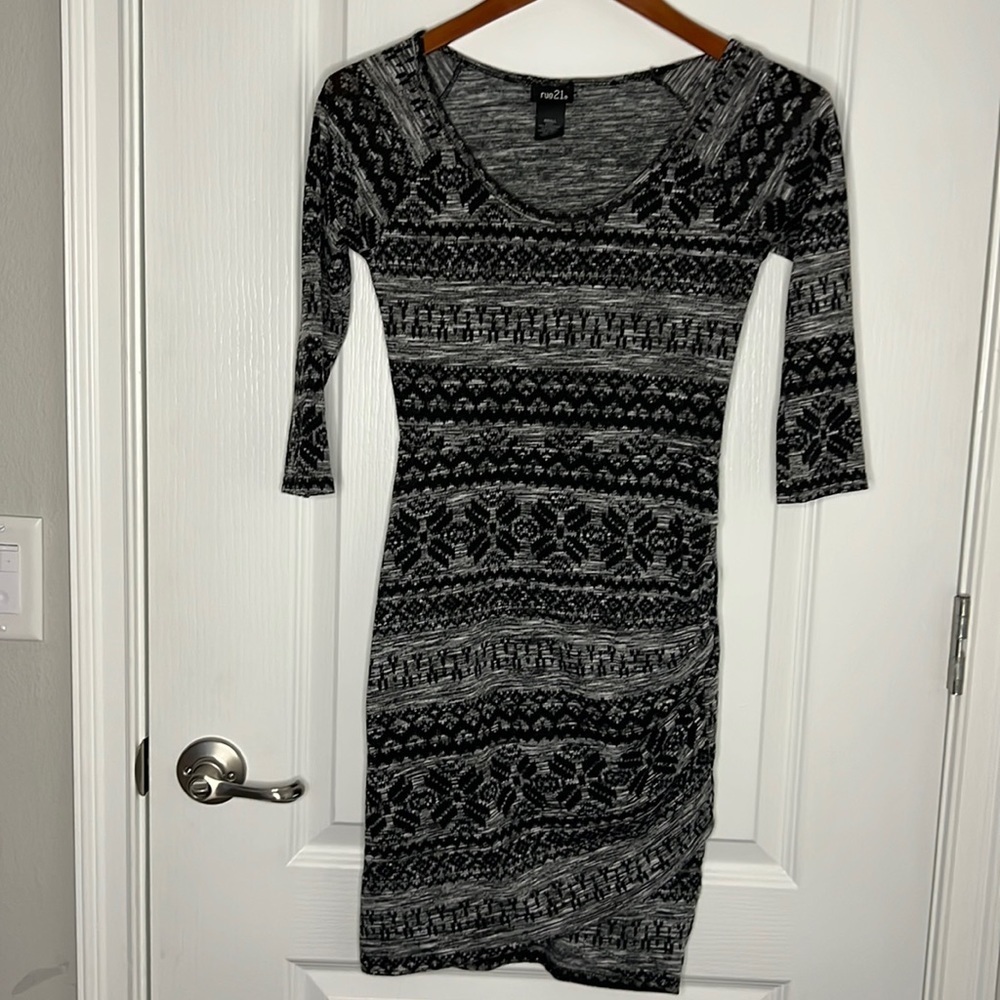 Rue21 Midi Dress black and gray design rouged side small